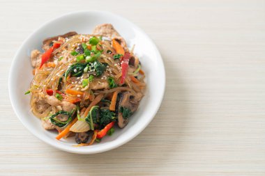 Japchae ya da karışık Kore vermicelli erişte sebzeli ve üzerine beyaz susamlı domuz eti - Kore geleneksel yemek tarzı
