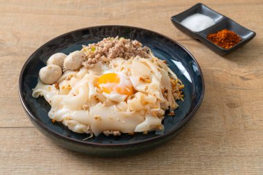 Kurutulmuş baharatlı erişte, kıymalı domuz eti, köfte ve yumurta Asya usulü.