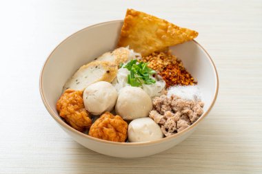 Balık köfteli ve karides köfteli baharatlı pirinç eriştesi. Asya usulü.