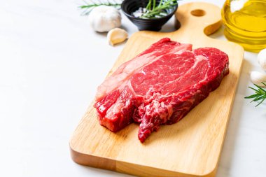 Taze çiğ biftek veya çiğ et.