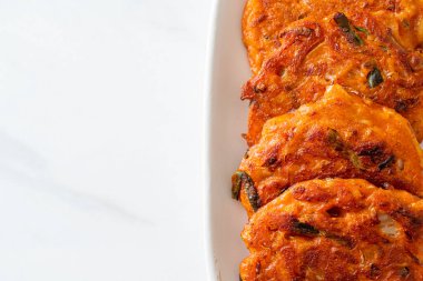 Kore kimçili krep veya Kimçijeon - Kızarmış yumurta, kimçi ve un - Kore geleneksel yemek tarzı