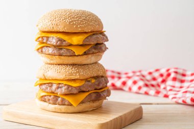 Domuz burger veya ahşap tahtada peynirli domuz burger.