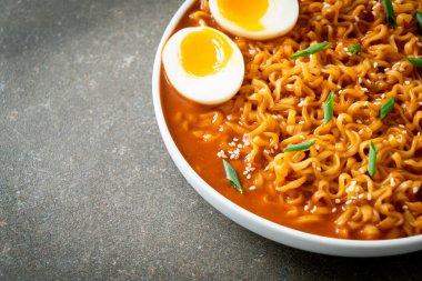 Ramyeon ya da yumurtalı Kore eriştesi Kore yemeği tarzı.