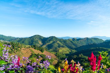 Tayland 'daki Chiang Rai' de mavi gökyüzü olan güzel dağ tepesi tabakası.
