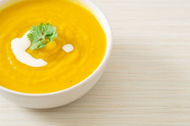 Beyaz kasede kabak çorbası - vejetaryen ve vejetaryen yemek tarzı