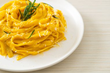 Fettuccine spagetti ve tereyağlı krema soslu makarna.