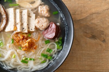 Vietnam Pirinç Erişte Çorbası ve Vietnam Sosisi sebze ve çıtır soğan sundu. Asya usulü.