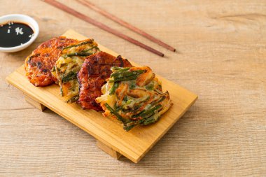 Pajeon veya Kore gözlemesi ve Kore kimçi krepi veya Kimchijeon - Kore geleneksel yemek tarzı