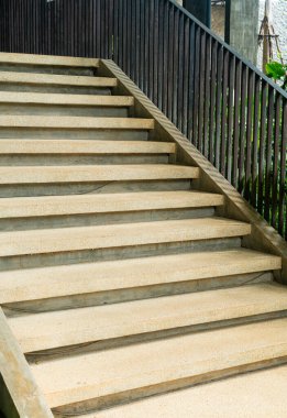 Bahçede tropikal ağaçla merdivenler.