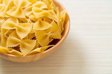 Ahşap kasede kurutulmamış farfalle makarna.