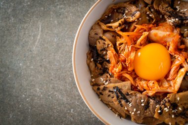 Kore usulü turşulu yumurta turşulu domuz bulgogi pirinç kasesi.