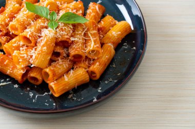 Domates soslu ve peynirli Rigatoni makarnası - geleneksel İtalyan makarnası