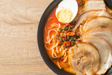 Ramen Eriştesi Baharatlı Tomyum Çorbası ile Kızarmış Domuz Füzyon Gıda Stili