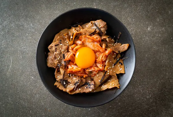 김치가 돼지고기불고 밥그릇 한국식절인 — 스톡 사진