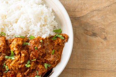 Tavuklu tikka masala, tabakta pilav, Hint yemeği tarzı.