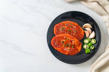 Kore usulü ızgara için baharatlı Kore ezmesiyle marine edilmiş domuz eti ya da taze domuz eti.