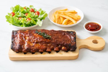 Barbekü soslu ızgara pirzola ve domuz pirzolası.