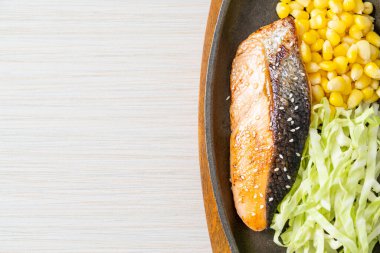 Japon usulü ızgara somon fileto biftek.