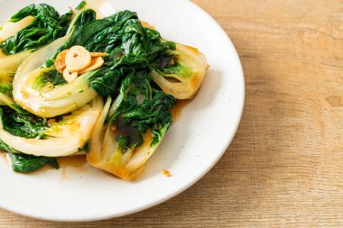 bebek Çin lahanası istiridye soslu ve sarımsaklı - Asya yemeği tarzı