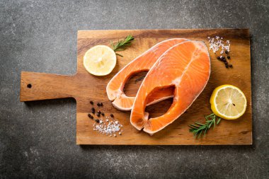 İçinde malzeme olan taze çiğ somon filetosu bifteği.