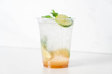 Limonlu ve naneli mojito.