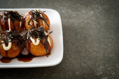 Takoyaki köftesi ya da ahtapot köftesi - Japon yemeği tarzı.