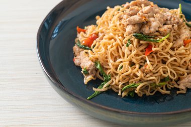 Tayland fesleğeni ve kıymalı Tayland usulü kızarmış erişte.