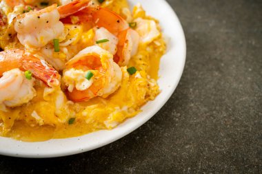 Karidesli ev yapımı kremalı omlet veya çırpılmış yumurta ve karides.