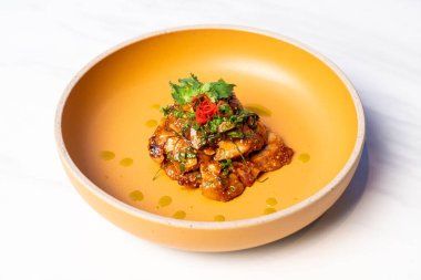 Baharatlı domuz eti salatası, Tayland usulü.