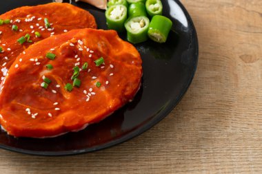 Kore usulü ızgara için baharatlı Kore ezmesiyle marine edilmiş domuz eti ya da taze domuz eti.