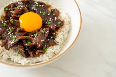 Soya aromalı pilav veya Japon Pork Donburi kasesi - Asya yemeği tarzı