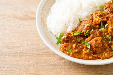 Tavuklu tikka masala, tabakta pilav, Hint yemeği tarzı.