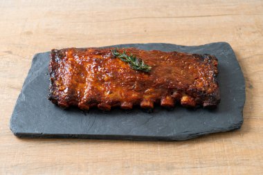 Barbekü soslu ızgara pirzola ve domuz pirzolası.