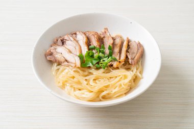 Beyaz kasede pişmiş ördekle kurutulmuş şehriye. Asya usulü.