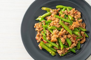 Kızarmış Fransız fasulyesi ya da kıymalı yeşil fasulye. Asya usulü.