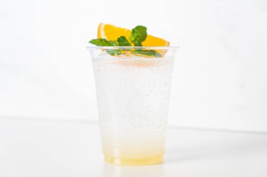 Sodalı, camlı, turunculu yuzu.