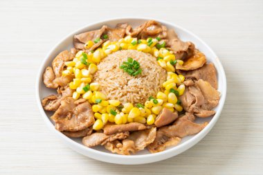 Domuz dilimli kızarmış pirinç ve Japon usulü mısır.