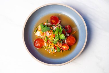 Tuzlu yumurta sarısı baharatlı salata ve sosis tabakta.