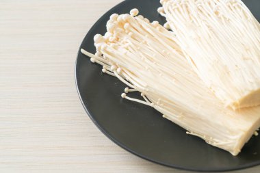 taze enoki mantarı ya da tabakta altın iğne mantarı