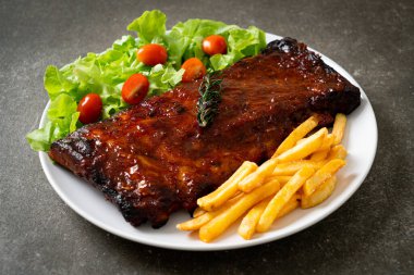 Barbekü soslu ızgara pirzola ve domuz pirzolası.