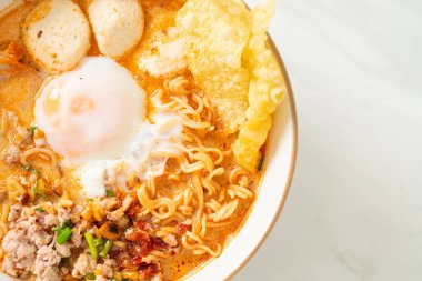 Baharatlı çorbada köfte ve domuz etli hazır şehriye mi yoksa Asya usulü Tom Erişte mi?