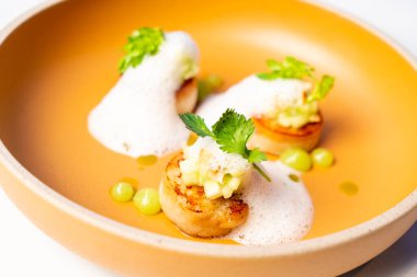 Baharatlı ızgara biftek ve sos.