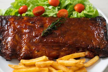 Barbekü soslu ızgara pirzola ve domuz pirzolası.