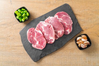 Taze domuz boyunlu ya da yakalı domuz eti ve terbiye edilecek malzemeler.