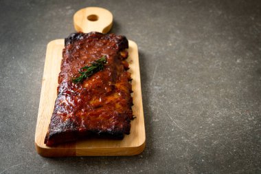 Barbekü soslu ızgara pirzola ve domuz pirzolası.