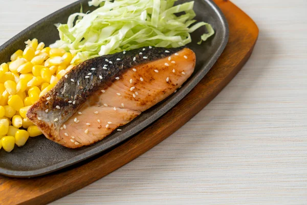 焼き鮭フィレステーキ 日本料理のホットプレート — ストック写真