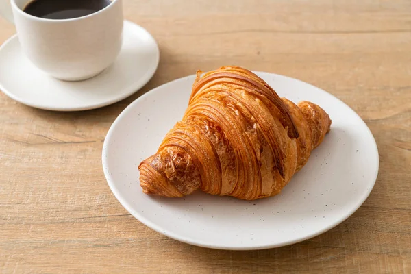 Frisches Croissant Auf Weißem Teller Mit Schwarzem Kaffee — Stockfoto