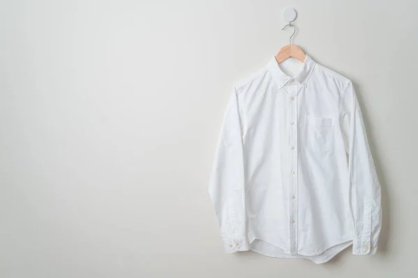 Pendurado Camisa Branca Com Cabide Madeira Parede — Fotografia de Stock