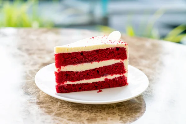 Beyaz Tabakta Kırmızı Kadife Kek — Stok fotoğraf