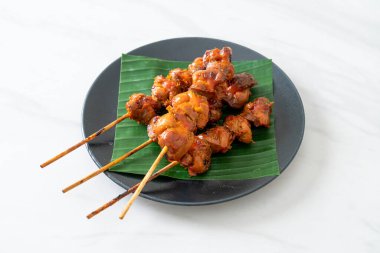 Izgara tavuk şişi, Asya sokak yemeği tarzı.